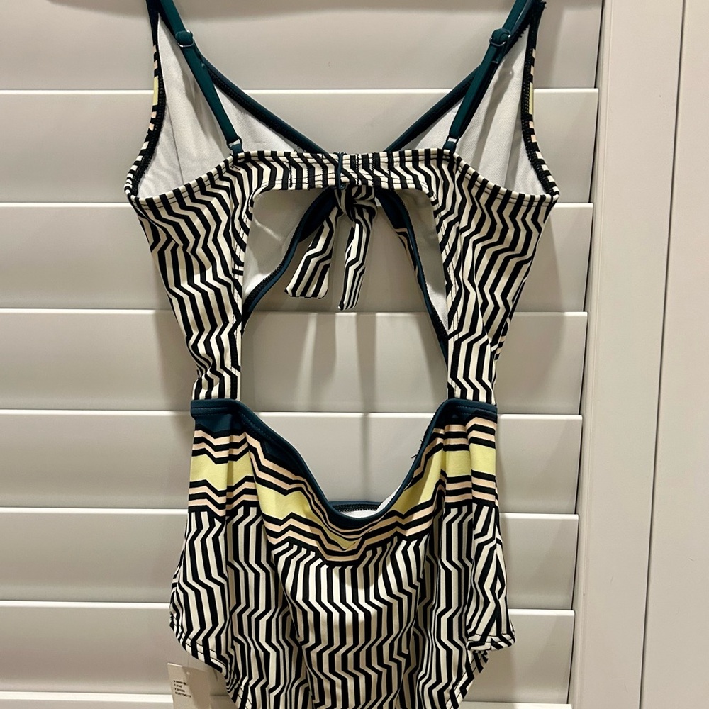 Urban Outfitters cut out bathing suit one piece - Picture 2 of 11